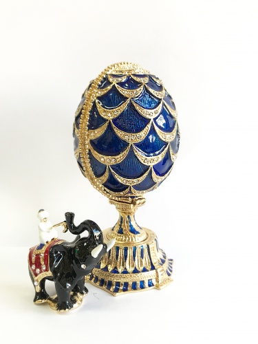 Яйцо-шкатулка Фаберже "Сосновая Шишка" c сюрпризом на подставке PC-1722E(02)-04 синяя фото 2