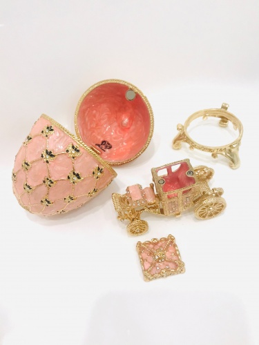 Яйцо-шкатулка Фаберже среднее "Коронационное с каретой " A1911-14 розовое фото 4